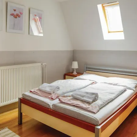 펜션 Three-bedroom Holiday In 루좀베로크